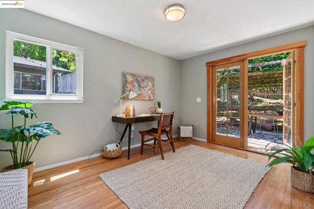 1023 Overlook Rd, Berkeley CA: https://media.crmls.org/mediaz/74576f16-d4ca-4f08-94de-d08689541e79.jpg
