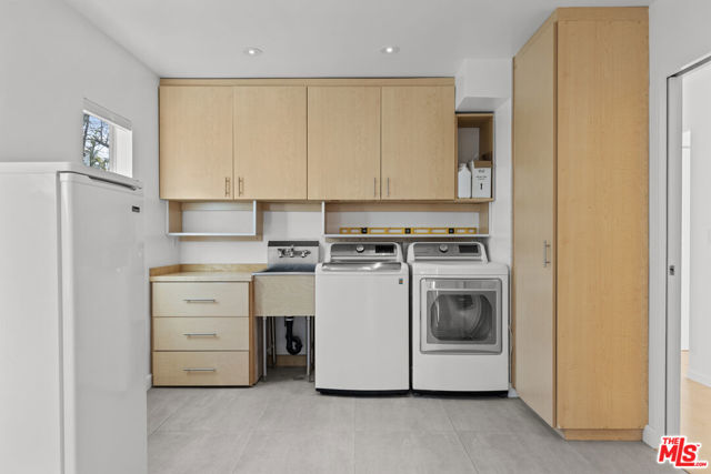 2153 Linnington Avenue, Los Angeles CA: https://media.crmls.org/mediaz/7457a59d-6d04-4a41-9518-660e4a34640a.jpg
