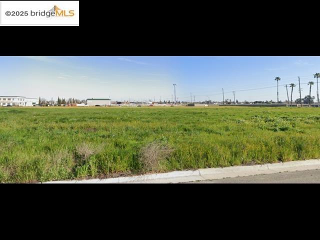 1279 Montclaire Dr, Ceres CA: https://media.crmls.org/mediaz/7458153b-f7b9-419a-8617-28487f081e0c.jpg