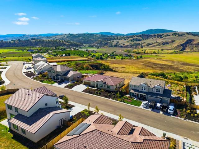 208 Luna Way, Hollister CA: https://media.crmls.org/mediaz/7458de8f-7599-499d-a3a7-89fccb6ac98a.jpg