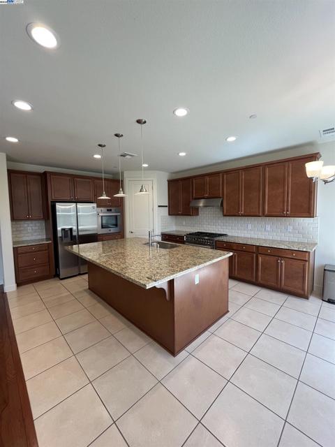 17659 Whisper Ln, Castro Valley CA: https://media.crmls.org/mediaz/74593b15-6128-4eb7-ac64-dba87ff69f55.jpg