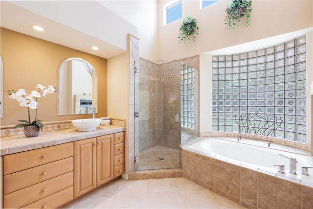 101 Desert Falls Drive, Palm Desert CA: https://media.crmls.org/mediaz/7459dd41-8820-42c1-9108-e48292792764.jpg