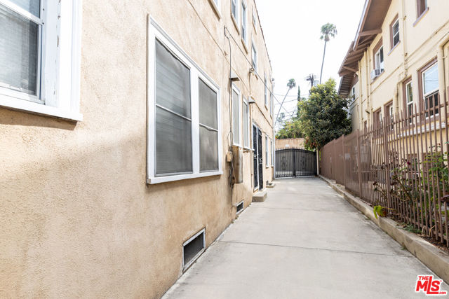 1206 3rd Avenue, Los Angeles CA: https://media.crmls.org/mediaz/745a1c9c-57d1-4c0f-8bc4-bf59f7228f4a.jpg