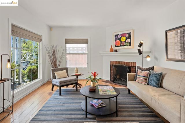 4007 Lyman Rd, Oakland CA: https://media.crmls.org/mediaz/745a82a6-f0b3-4a96-9c1e-d3309869a7cb.jpg