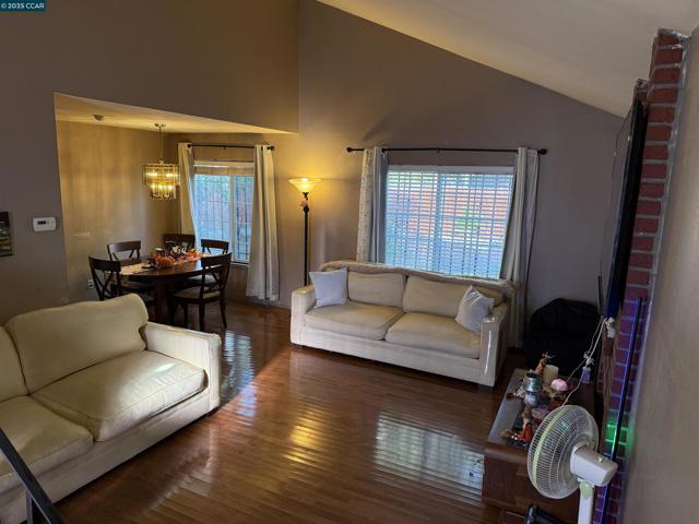 278 6th St, Richmond CA: https://media.crmls.org/mediaz/745baa8a-c89b-40be-87fe-3cedf5c21b3f.jpg