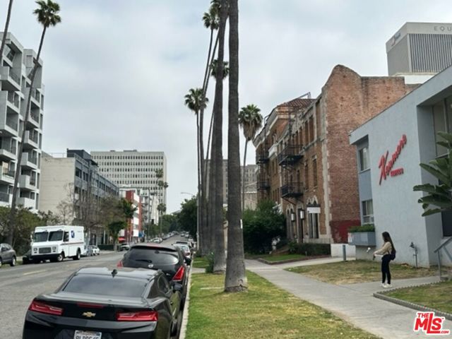 517 S Kenmore Avenue, Los Angeles CA: https://media.crmls.org/mediaz/745c55f6-b629-4270-9cf5-bd03e0910934.jpg