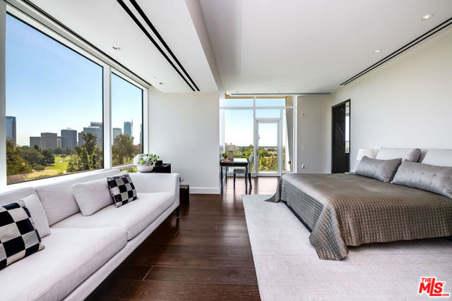 1200 Club View Drive, Los Angeles CA: https://media.crmls.org/mediaz/745d6f09-f535-4766-af68-5cb5c5529123.jpg