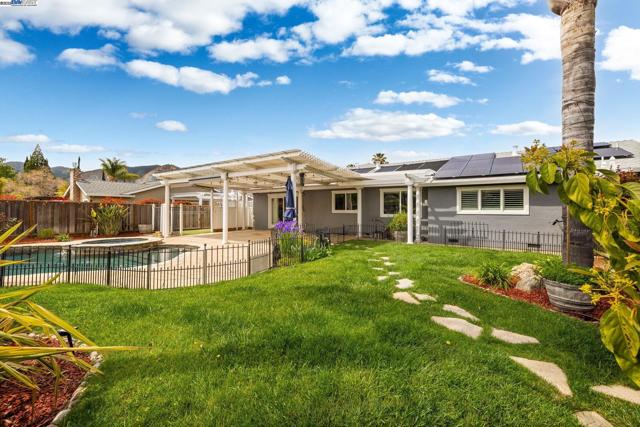 508 E Myrick Court, Clayton CA: https://media.crmls.org/mediaz/745d8705-7da4-4961-864c-d35388c11504.jpg