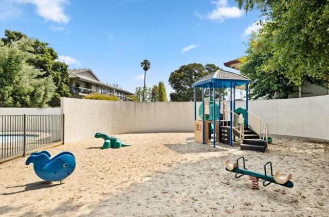 707 Fathom Drive, San Mateo CA: https://media.crmls.org/mediaz/745e73f2-6417-4967-9447-37bba540d4ed.jpg