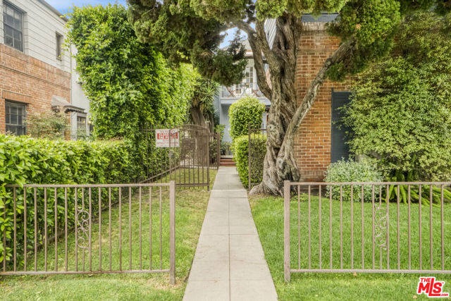 123 N Harper Avenue, Los Angeles CA: https://media.crmls.org/mediaz/745e8bd6-8980-4deb-8564-04d4205c4b5c.jpg