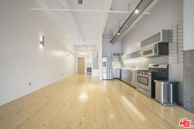 1850 Industrial Street, Los Angeles CA: https://media.crmls.org/mediaz/745e915e-e8a7-4eb8-9f44-84e676f05b57.jpg