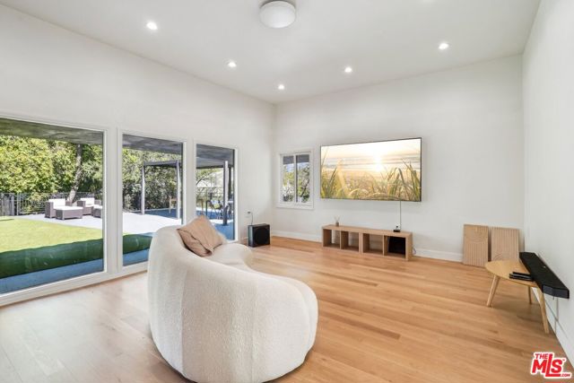 4900 Queen Victoria Road, Woodland Hills CA: https://media.crmls.org/mediaz/745ecd4c-037d-41bf-95fd-129d540919a6.jpg