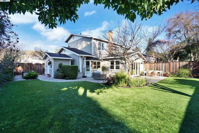 27 Serene Ct, Danville CA: https://media.crmls.org/mediaz/74605992-8ec1-4e1a-bd93-4cfb68dc7355.jpg