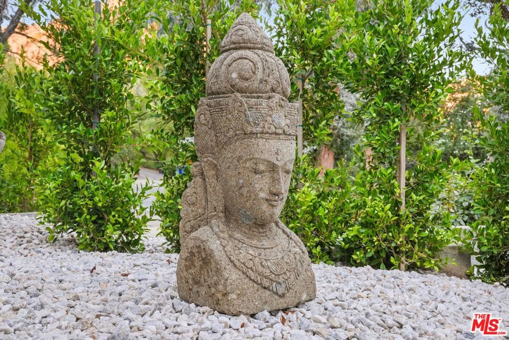 https://media.crmls.org/mediaz/7461e1ab-e19f-44f2-97f9-4e8337341344.jpg?preset=X-Large