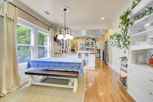 1215 Castro St, Martinez CA: https://media.crmls.org/mediaz/7461e530-5102-4267-91cc-9de492880e79.jpg