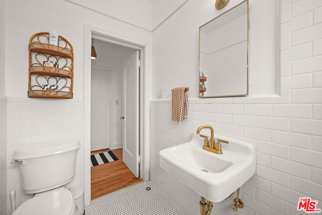 236 S 5th Avenue, Venice CA: https://media.crmls.org/mediaz/74623448-489d-48a9-b44c-c13f61318fb3.jpg