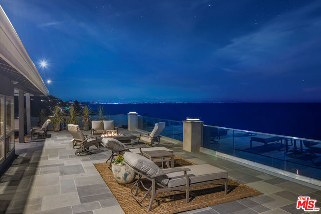 18074 Coastline Drive, Malibu CA: https://media.crmls.org/mediaz/7462e7f7-5c7e-46a0-bb40-e62f76f1cf13.jpg