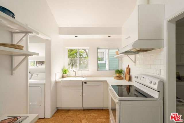 522 Altair Place, Venice CA: https://media.crmls.org/mediaz/7462f59e-50db-4740-b15f-6656f6b32c65.jpg