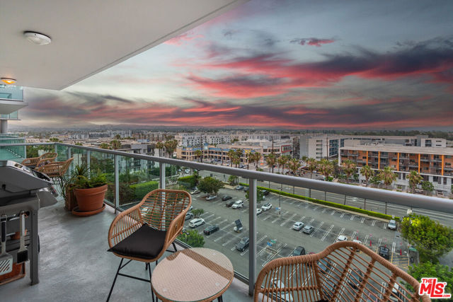 13600 Marina Pointe Drive, Marina del Rey CA: https://media.crmls.org/mediaz/746438ca-2eba-4be2-876c-f9597ce62915.jpg