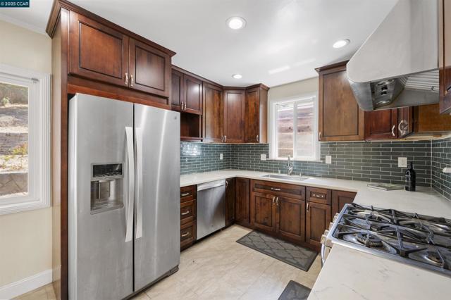 10536 Sheldon St, Oakland CA: https://media.crmls.org/mediaz/7465719c-8474-49d5-a1f4-61036720c74e.jpg