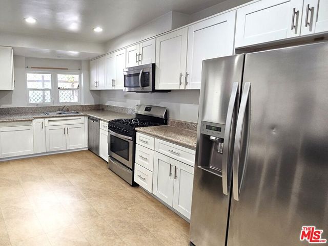 3212 De Witt Drive, Los Angeles CA: https://media.crmls.org/mediaz/7465cb2f-4b71-4f69-8a18-4141b341b714.jpg