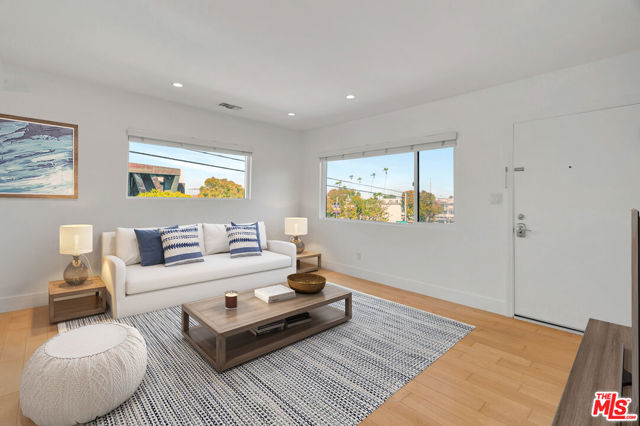 119 Paloma Avenue, Venice CA: https://media.crmls.org/mediaz/74660003-5f78-4419-b651-5bcad9cfec8f.jpg