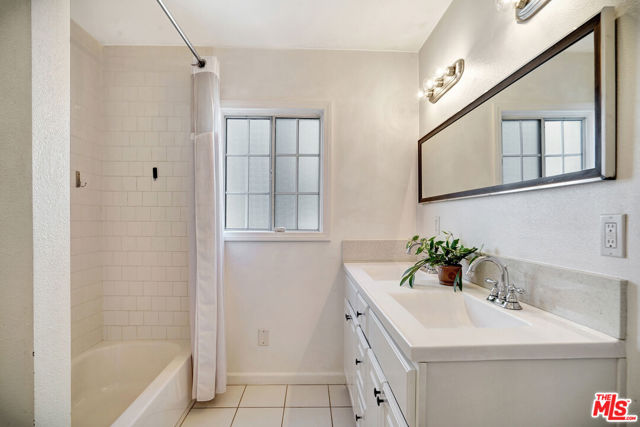 9210 S Van Ness Avenue, Los Angeles CA: https://media.crmls.org/mediaz/7466932c-8f2c-4361-9076-49ab94e5a668.jpg