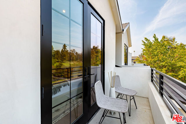 2565 Patricia Avenue, Los Angeles CA: https://media.crmls.org/mediaz/7466a11e-a437-49b5-80a9-a95a12de7260.jpg