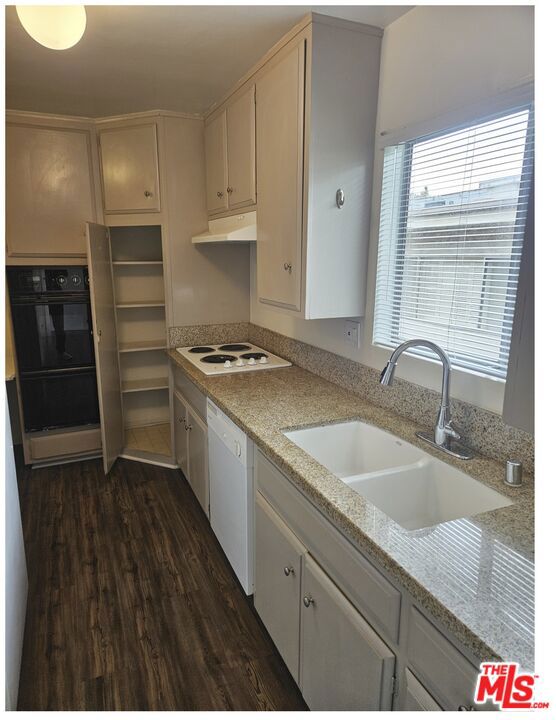 11924 Montana Avenue, Los Angeles CA: https://media.crmls.org/mediaz/7466fd80-0c0b-40ca-bb05-ca1e75040ea5.jpg
