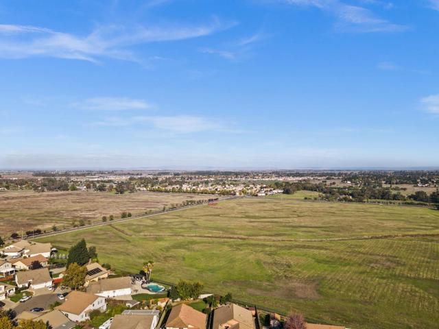 8189 Scrimshaw Way, Sacramento CA: https://media.crmls.org/mediaz/7467382d-6cce-4f93-843d-4690f8c1ff38.jpg