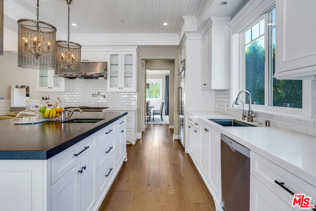 19633 Wells Drive, Tarzana CA: https://media.crmls.org/mediaz/746773ad-5699-446d-a570-8c8d652620f4.jpg