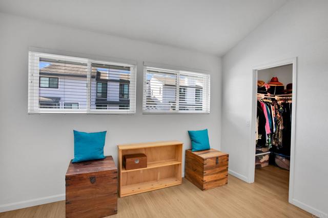 Detail Gallery Image 13 of 23 For 3380 Caminito Gandara, La Jolla,  CA 92037 - 3 Beds | 2/1 Baths