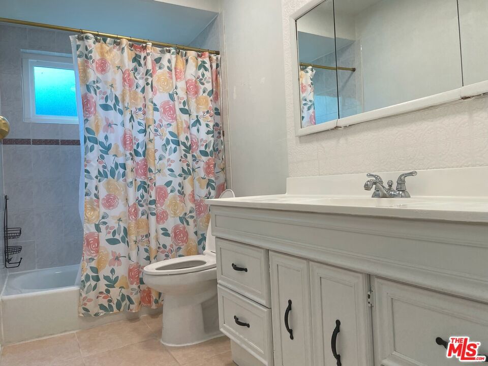 https://media.crmls.org/mediaz/7468823d-752a-4e7d-b764-ebf16b24e90b.jpg?preset=X-Large