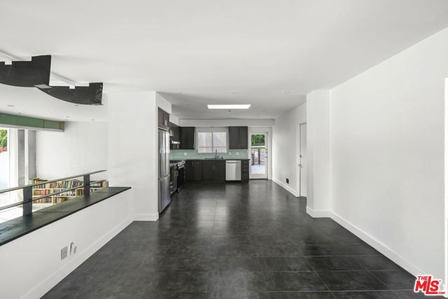 2442 Green View Place, Los Angeles CA: https://media.crmls.org/mediaz/7468be40-9507-42e8-863b-66ed7c12054d.jpg
