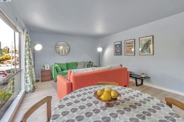 3877 Howe St, Oakland CA: https://media.crmls.org/mediaz/7469354e-b32e-4767-95b0-e62acfb857a5.jpg