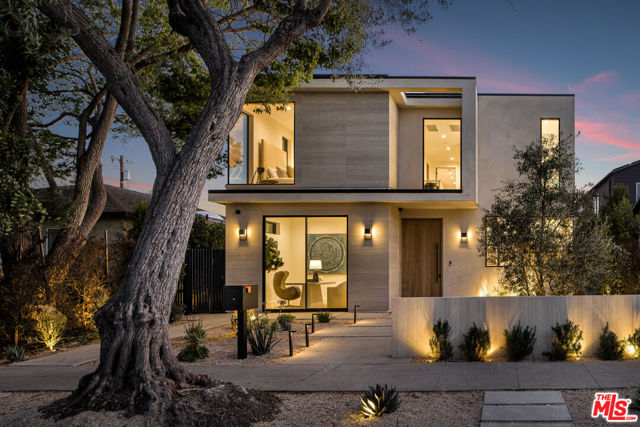 2115 Walnut Avenue, Venice CA: https://media.crmls.org/mediaz/746b21d9-5dfb-4713-a594-b77d39a13e07.jpg