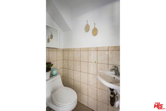 1022 N Marengo Avenue, Pasadena CA: https://media.crmls.org/mediaz/746b4551-489d-453c-a572-8bdad108877d.jpg