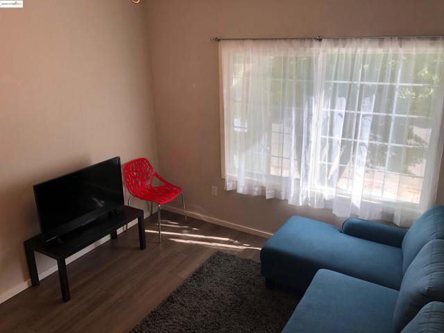 562 29th St, Oakland CA: https://media.crmls.org/mediaz/746c7f60-ee47-480c-88bf-3c50a2b010da.jpg