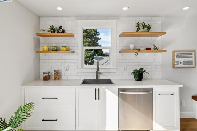 1525 Stanton St, Alameda CA: https://media.crmls.org/mediaz/746e1d9f-46c1-4fca-9a16-2c970b4d8762.jpg