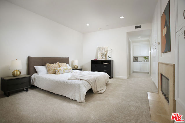 143 N Arnaz Drive, Beverly Hills CA: https://media.crmls.org/mediaz/746e52af-7f40-496c-9e8d-f138ce3c7be6.jpg