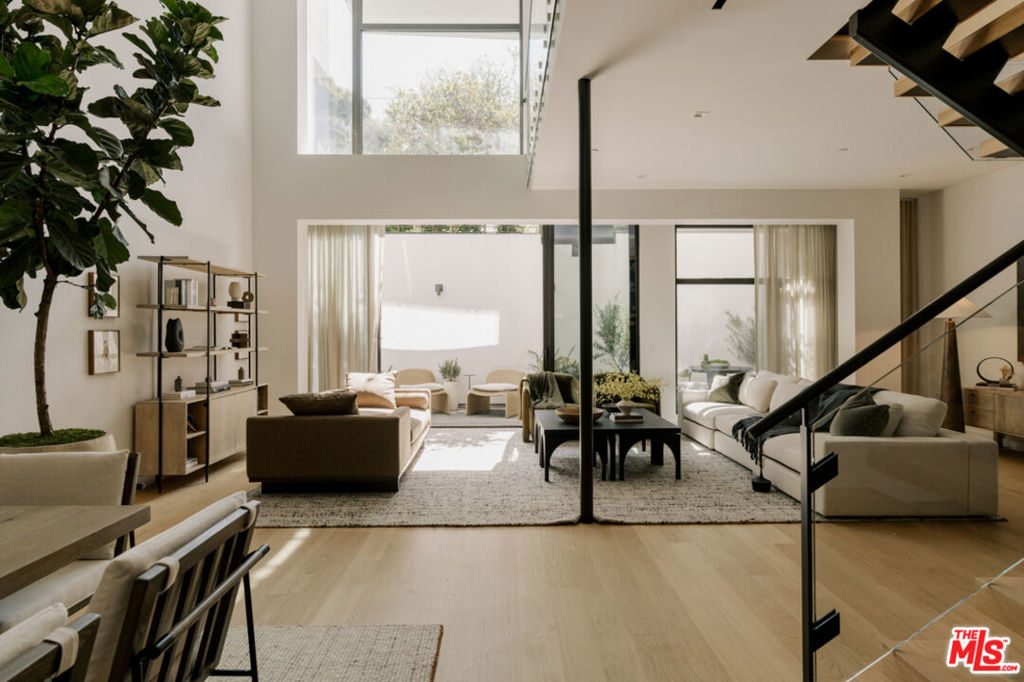 702 N Doheny Drive #TH19