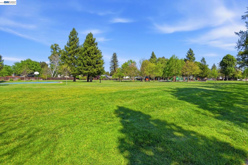 https://media.crmls.org/mediaz/746f751c-e0a0-49dd-923a-12bd4b8e9e9d.jpg?preset=X-Large