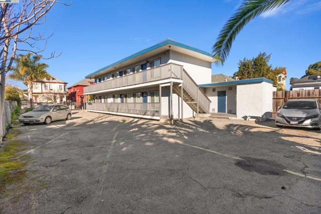 1108 Chestnut St, Oakland CA: https://media.crmls.org/mediaz/746fa128-7457-4f3d-9d1a-6161c6ee9794.jpg