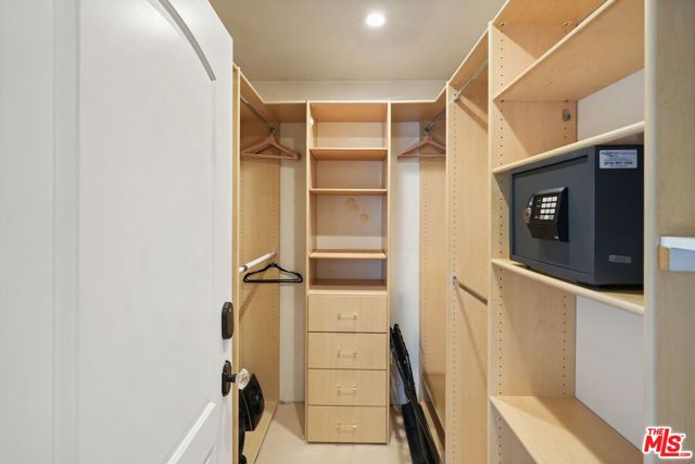 5324 Irvine Avenue, Valley Village CA: https://media.crmls.org/mediaz/74703833-ca05-4191-a853-389e25b27f9e.jpg