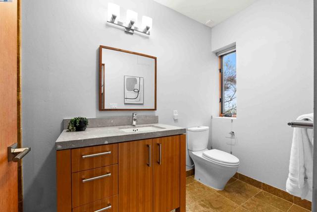 103 Diablo Dr, Oakland CA: https://media.crmls.org/mediaz/74711441-e846-4b7e-b5b9-ae6019d6c20c.jpg