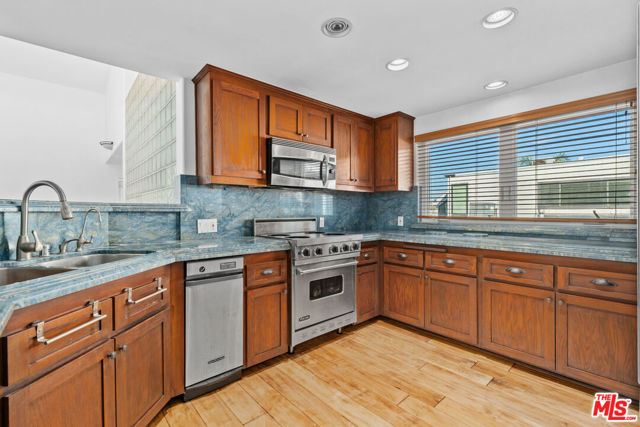 20 Quarterdeck Street, Marina del Rey CA: https://media.crmls.org/mediaz/74714596-23cc-4ba6-bf18-cc01bac3981d.jpg