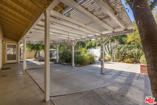 7225 Forbes Avenue, Lake Balboa CA: https://media.crmls.org/mediaz/747180bf-0ada-472b-983f-ca307bec57c8.jpg