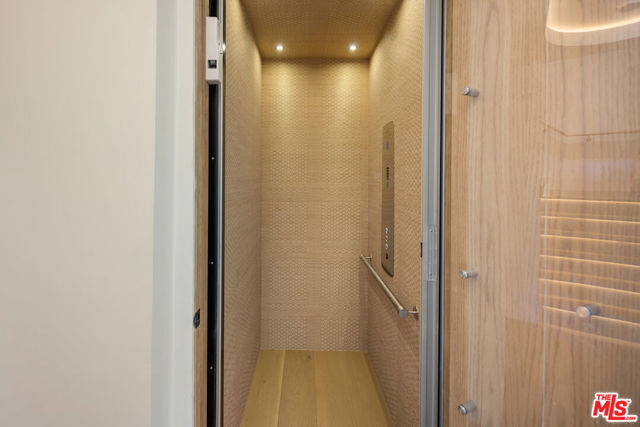 1525 Marlay Drive, Los Angeles CA: https://media.crmls.org/mediaz/7471a808-b19f-4284-8daf-e1b8bd9f665b.jpg