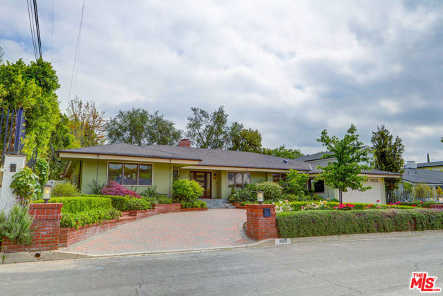 16314 Meadowridge Road, Encino CA: https://media.crmls.org/mediaz/74734642-37b5-44bd-ab81-45ef22210e41.jpg