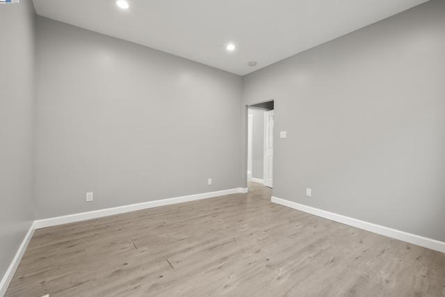 193 W Macarthur Blvd, Oakland CA: https://media.crmls.org/mediaz/74756574-32bc-40f2-90b9-4b9b8febe2a7.jpg